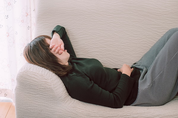 ソファに横たわる女性