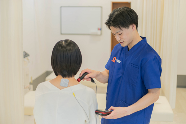 肩に機械をあてる様子