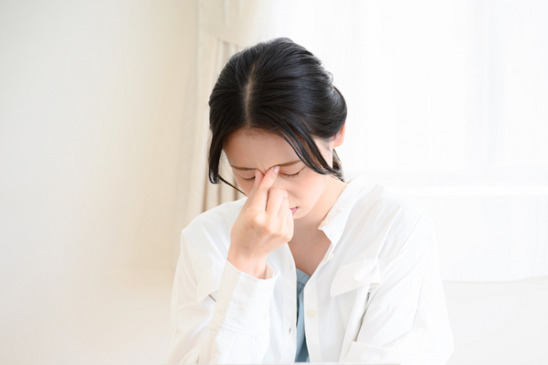 目が疲れている女性