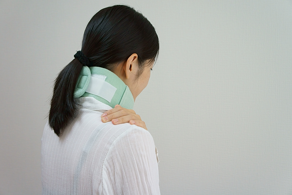 首にけがを負う女性の様子