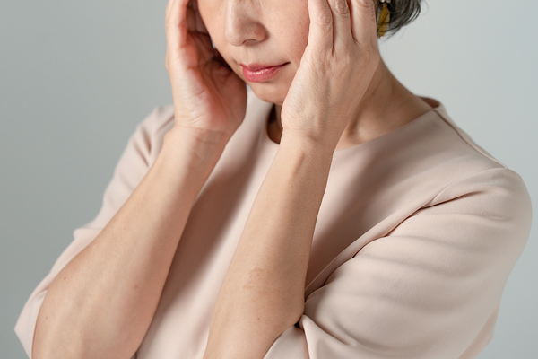 悩む女性の様子
