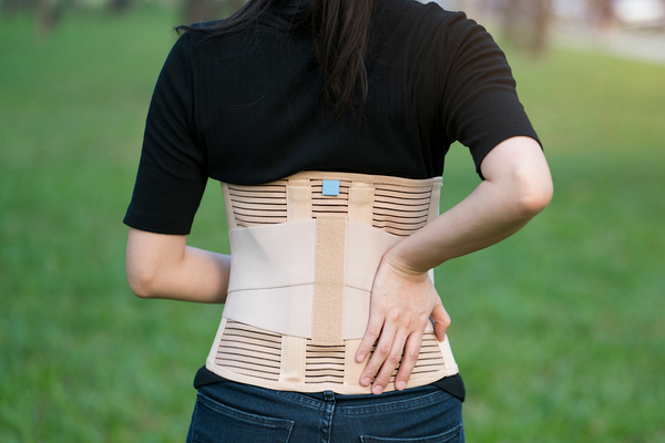 コルセットを着用する様子