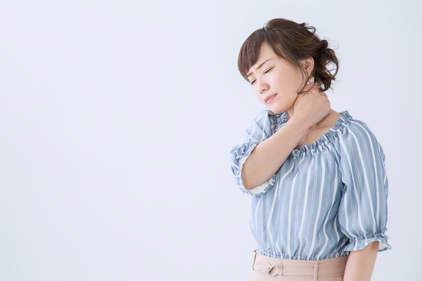 首が痛む女性