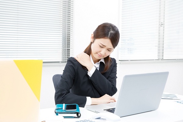 デスクワークで肩が痛い様子