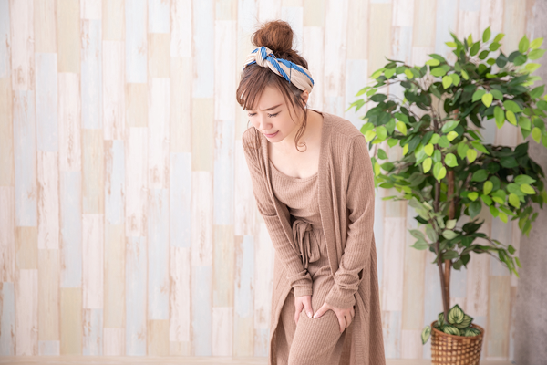 足が痛む女性