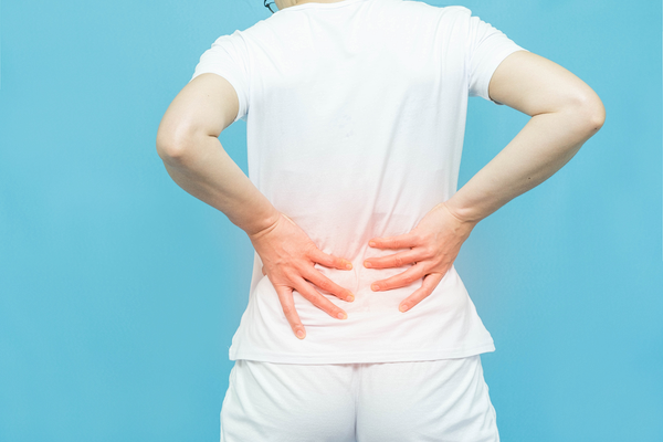 腰痛で腰が痛い様子