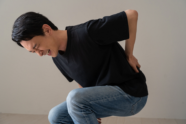 腰が痛い男性