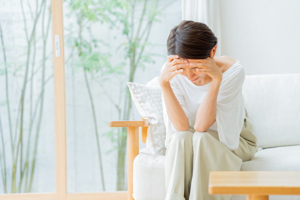 悩む女性の様子