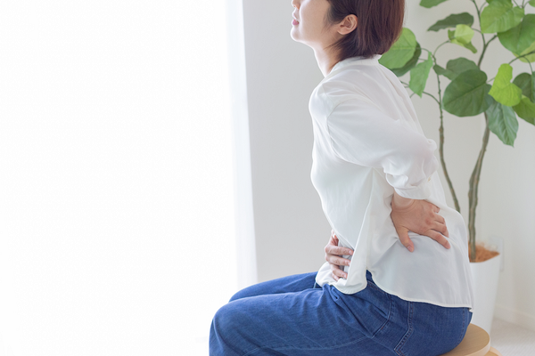腰を押さえる女性