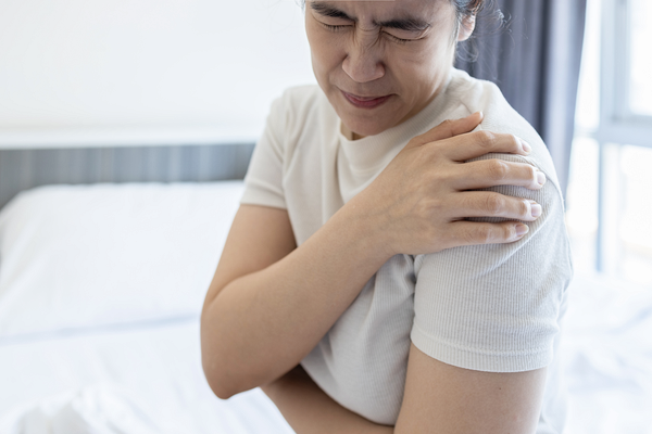 肩が痛い男性