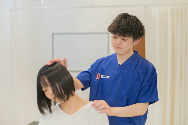 肩の施術をする様子