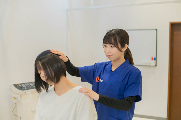 首の施術の様子