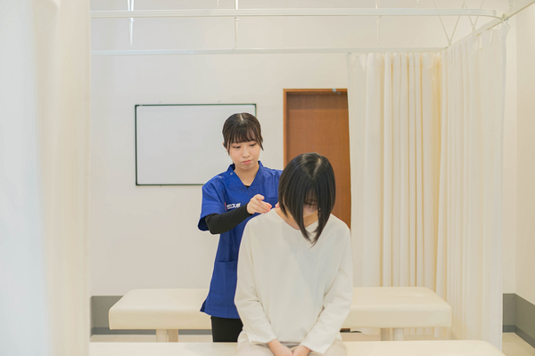首の施術の様子