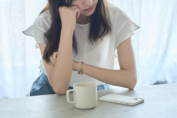 ストレスを感じる女性