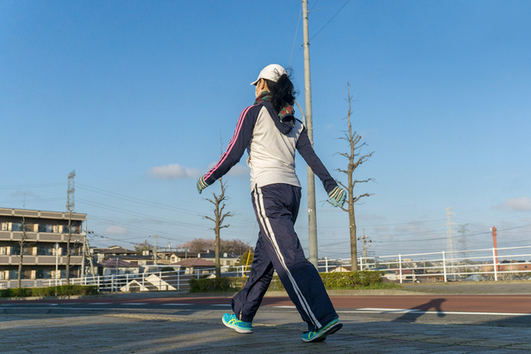 ウオーキングをする女性