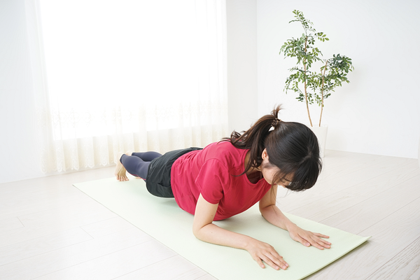 体幹を鍛える女性