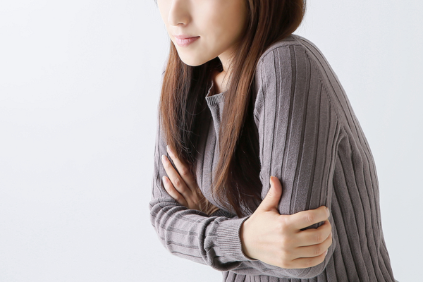 身体を温める女性