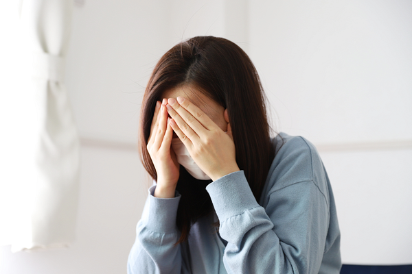 体調不良の女性
