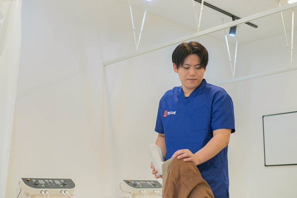 膝の施術の様子